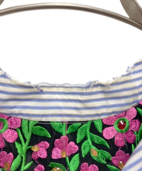 COMME des GARCONS HOMME PLUS（コムデギャルソンオムプリュス）COMME des GARCONS HOMME PLUS (コムデギャルソンオムプリュス) バックリバースフラワー刺繍ストライプシャツ スカイブルー サイズ:SIZE XSの古着・服飾アイテム