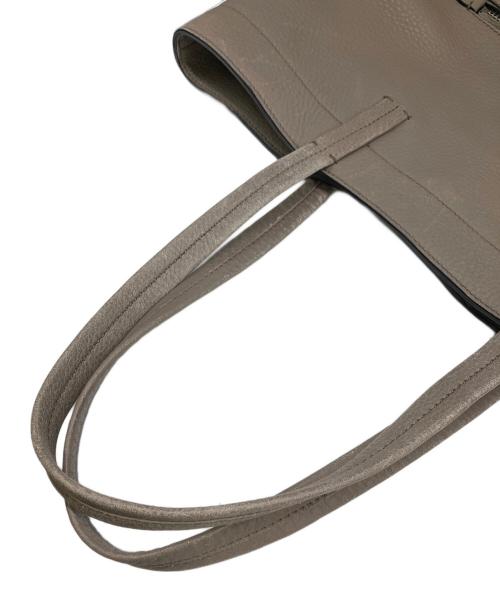 MIU MIU（ミュウミュウ）MIU MIU (ミュウミュウ) レザートートバッグ ベージュの古着・服飾アイテム