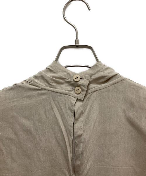 ISSEY MIYAKE PERMANENT（イッセイミヤケパーマネント）ISSEY MIYAKE PERMANENT (イッセイミヤケパーマネント) 長袖ブラウス ベージュ サイズ:Mの古着・服飾アイテム