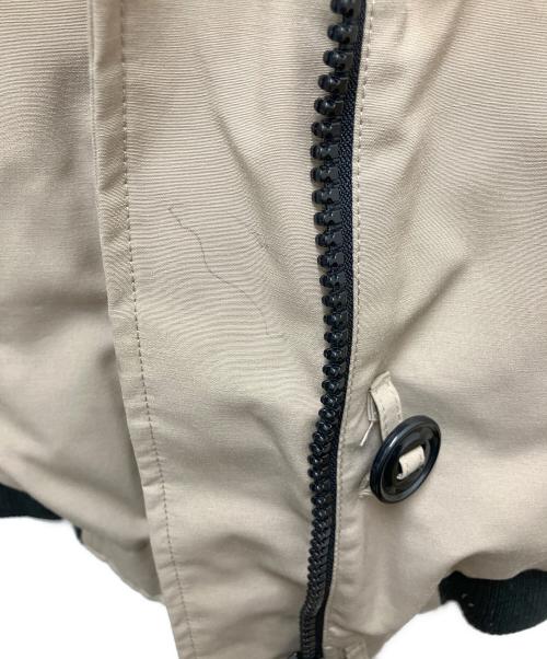CANADA GOOSE（カナダグース）CANADA GOOSE (カナダグース) ダウンジャケット LABRADOR BOMBER ベージュ サイズ:SIZE Sの古着・服飾アイテム