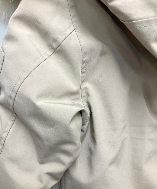 CANADA GOOSE（カナダグース）CANADA GOOSE (カナダグース) ダウンジャケット LABRADOR BOMBER ベージュ サイズ:SIZE Sの古着・服飾アイテム