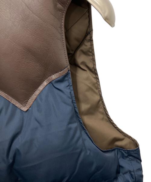 RockyMountainFeatherBed（ロッキーマウンテンフェザーベッド）RockyMountainFeatherBed (ロッキーマウンテンフェザーベッド) ダウンベスト ブラウン×ネイビー サイズ:SIZE Mの古着・服飾アイテム