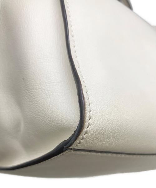 J&M DAVIDSON（ジェイ＆エム デヴィッドソン）J&M DAVIDSON (ジェイ＆エム デヴィッドソン) ハンドバッグ ホワイトの古着・服飾アイテム