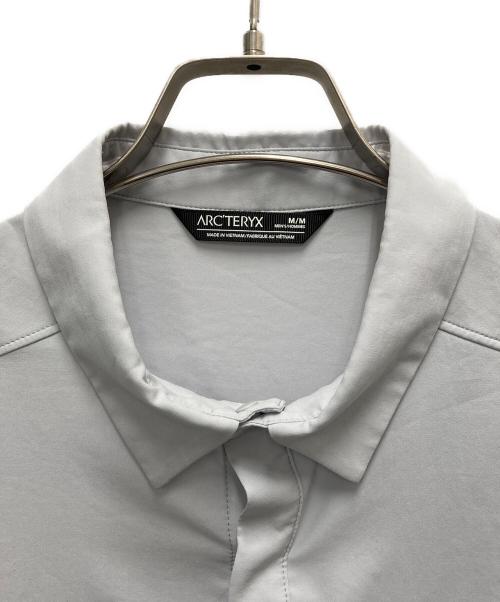 ARC'TERYX（アークテリクス）ARC'TERYX (アークテリクス) 半袖シャツ　Skyline グレー サイズ:SIZE Mの古着・服飾アイテム