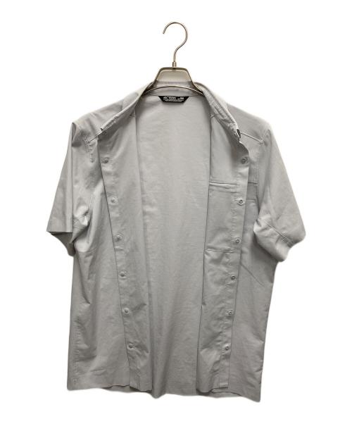 ARC'TERYX（アークテリクス）ARC'TERYX (アークテリクス) 半袖シャツ　Skyline グレー サイズ:SIZE Mの古着・服飾アイテム