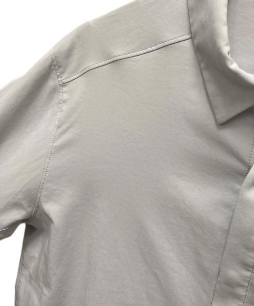 ARC'TERYX（アークテリクス）ARC'TERYX (アークテリクス) 半袖シャツ　Skyline グレー サイズ:SIZE Mの古着・服飾アイテム