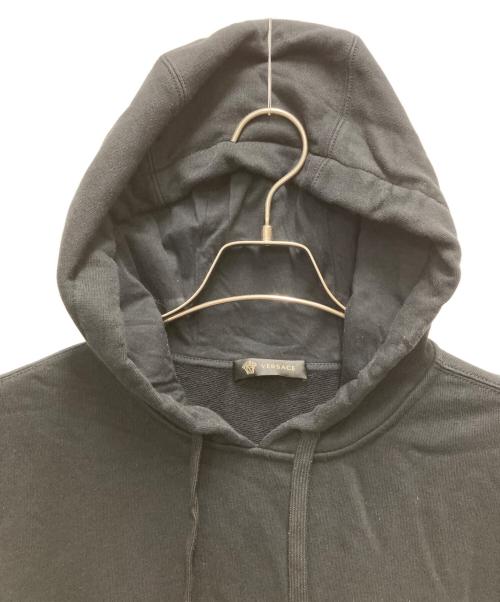 VERSACE（ヴェルサーチ）VERSACE (ヴェルサーチ) プルオーバーパーカー ブラック サイズ:SIZE Sの古着・服飾アイテム