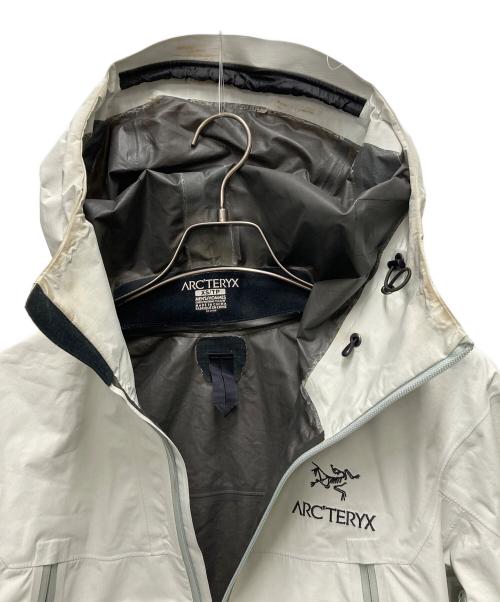 ARC'TERYX（アークテリクス）ARC'TERYX (アークテリクス) マウンテンパーカー　ALPHA SL BEAMS別注モデル ライトグレー サイズ:サイズ XSの古着・服飾アイテム