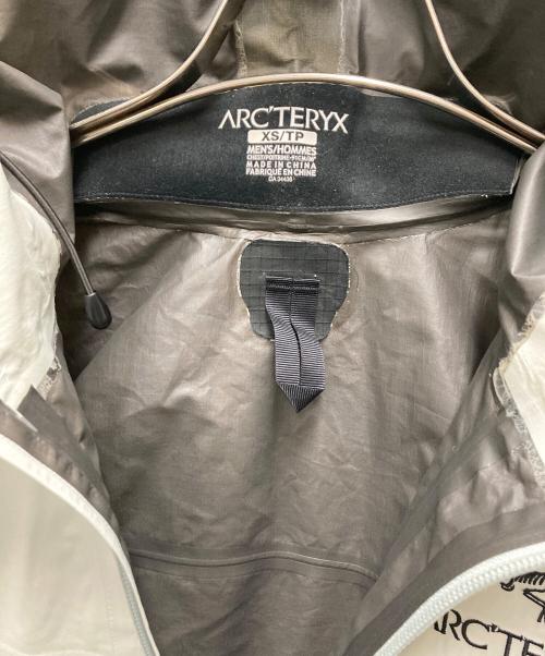 ARC'TERYX（アークテリクス）ARC'TERYX (アークテリクス) マウンテンパーカー　ALPHA SL BEAMS別注モデル ライトグレー サイズ:サイズ XSの古着・服飾アイテム
