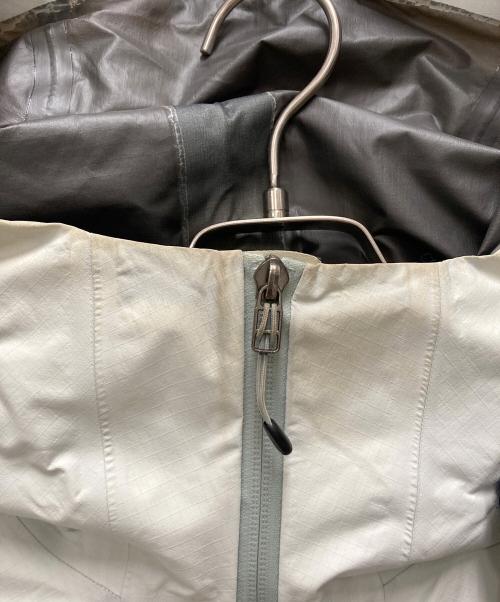 ARC'TERYX（アークテリクス）ARC'TERYX (アークテリクス) マウンテンパーカー　ALPHA SL BEAMS別注モデル ライトグレー サイズ:サイズ XSの古着・服飾アイテム