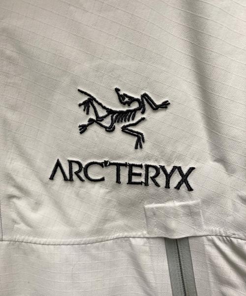 ARC'TERYX（アークテリクス）ARC'TERYX (アークテリクス) マウンテンパーカー　ALPHA SL BEAMS別注モデル ライトグレー サイズ:サイズ XSの古着・服飾アイテム