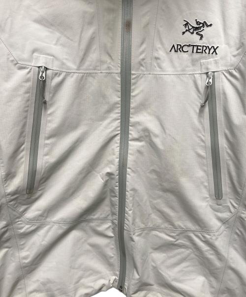 ARC'TERYX（アークテリクス）ARC'TERYX (アークテリクス) マウンテンパーカー　ALPHA SL BEAMS別注モデル ライトグレー サイズ:サイズ XSの古着・服飾アイテム