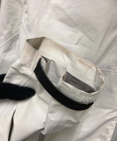 ARC'TERYX（アークテリクス）ARC'TERYX (アークテリクス) マウンテンパーカー　ALPHA SL BEAMS別注モデル ライトグレー サイズ:サイズ XSの古着・服飾アイテム