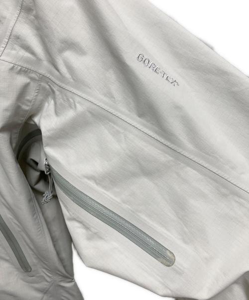 ARC'TERYX（アークテリクス）ARC'TERYX (アークテリクス) マウンテンパーカー　ALPHA SL BEAMS別注モデル ライトグレー サイズ:サイズ XSの古着・服飾アイテム