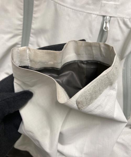 ARC'TERYX（アークテリクス）ARC'TERYX (アークテリクス) マウンテンパーカー　ALPHA SL BEAMS別注モデル ライトグレー サイズ:サイズ XSの古着・服飾アイテム