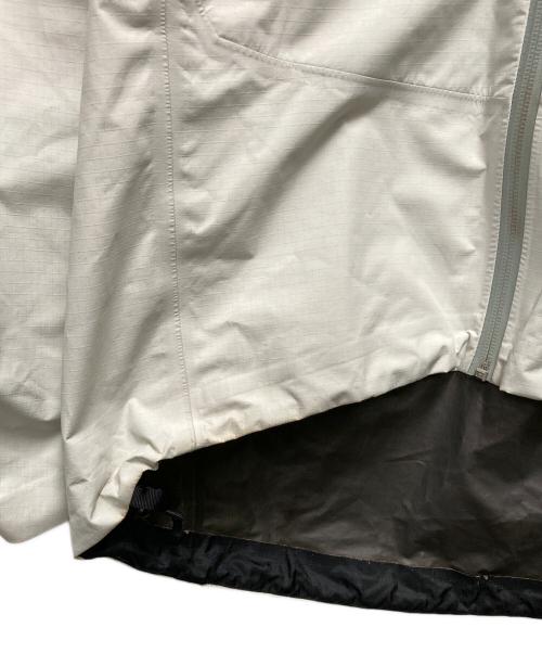 ARC'TERYX（アークテリクス）ARC'TERYX (アークテリクス) マウンテンパーカー　ALPHA SL BEAMS別注モデル ライトグレー サイズ:サイズ XSの古着・服飾アイテム