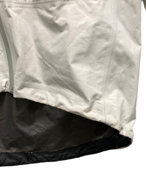 ARC'TERYX（アークテリクス）ARC'TERYX (アークテリクス) マウンテンパーカー　ALPHA SL BEAMS別注モデル ライトグレー サイズ:サイズ XSの古着・服飾アイテム