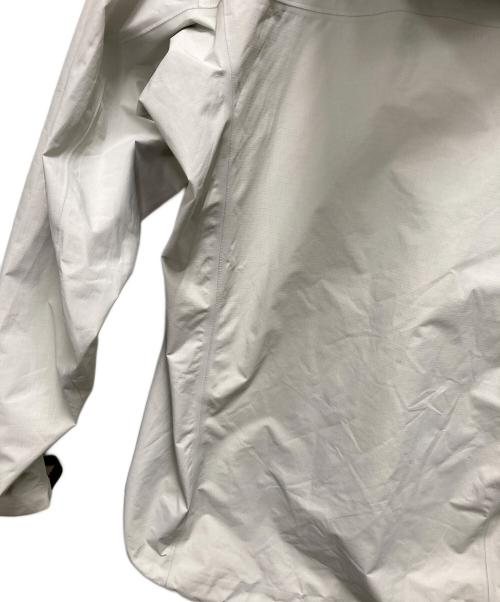 ARC'TERYX（アークテリクス）ARC'TERYX (アークテリクス) マウンテンパーカー　ALPHA SL BEAMS別注モデル ライトグレー サイズ:サイズ XSの古着・服飾アイテム