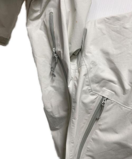 ARC'TERYX（アークテリクス）ARC'TERYX (アークテリクス) マウンテンパーカー　ALPHA SL BEAMS別注モデル ライトグレー サイズ:サイズ XSの古着・服飾アイテム