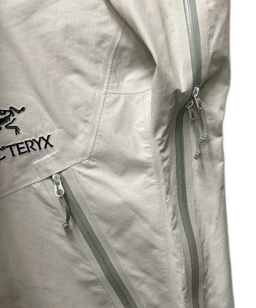 ARC'TERYX（アークテリクス）ARC'TERYX (アークテリクス) マウンテンパーカー　ALPHA SL BEAMS別注モデル ライトグレー サイズ:サイズ XSの古着・服飾アイテム