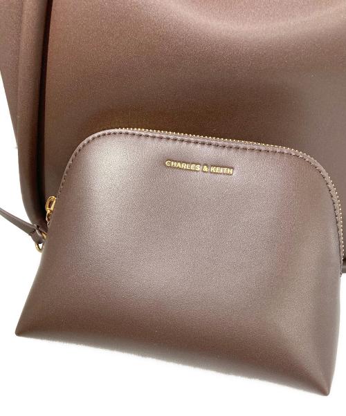 CHARLES & KEITH（チャールズアンドキース）CHARLES & KEITH (チャールズアンドキース) ライラ チューブラスランチートートバッグ ブラウンの古着・服飾アイテム