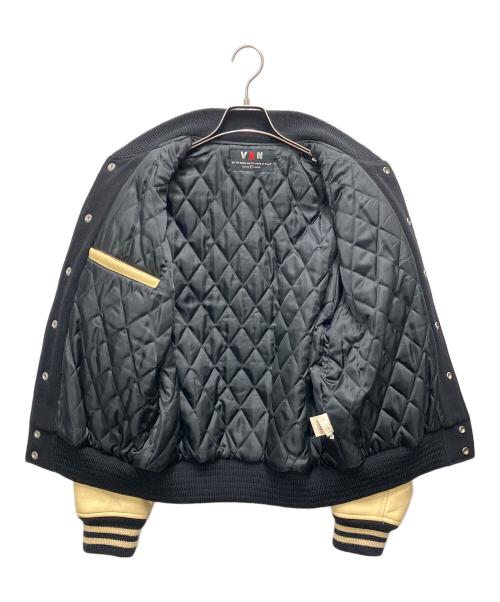 VAN JAC（ヴァン・ヂャケット）VAN JAC (ヴァン・ヂャケット) スタジャン ブラック×アイボリー サイズ:SIZE Mの古着・服飾アイテム
