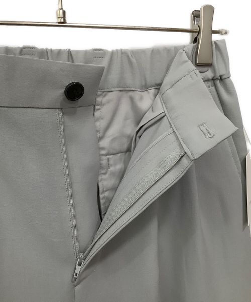 STUDIOUS（ステュディオス）STUDIOUS (ステュディオス) FEEL AIRワイドテーパードスラックス ライトグレー サイズ:1 未使用品の古着・服飾アイテム