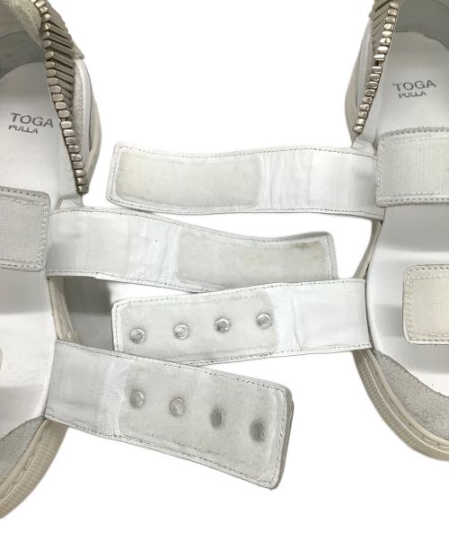 TOGA PULLA（トーガ プルラ）TOGA PULLA (トーガ プルラ) アンクルストラップサンダル ホワイト×シルバーカラー サイズ:36の古着・服飾アイテム