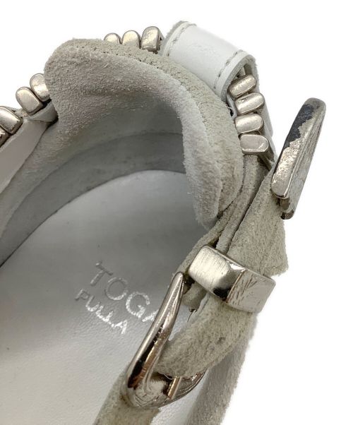TOGA PULLA（トーガ プルラ）TOGA PULLA (トーガ プルラ) アンクルストラップサンダル ホワイト×シルバーカラー サイズ:36の古着・服飾アイテム