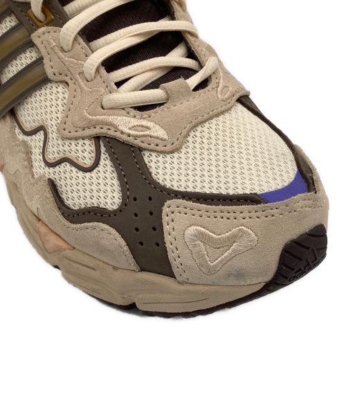 adidas（アディダス）adidas (アディダス) ローカットスニーカー ベージュ×パープル サイズ:28の古着・服飾アイテム
