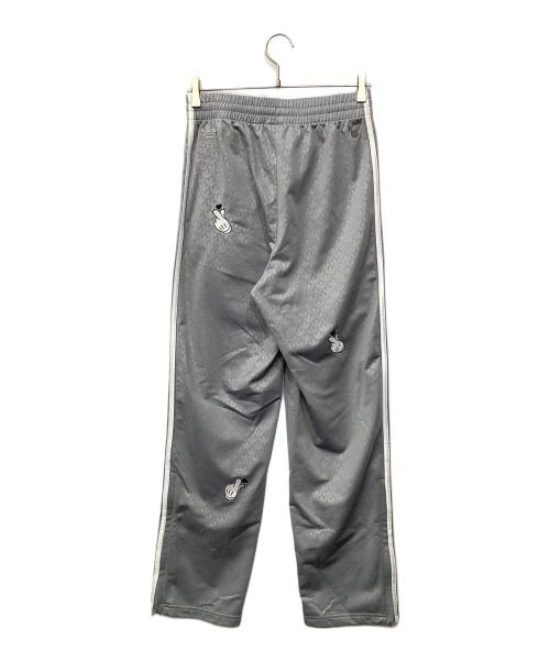 adidas Originals（アディダスオリジナル）adidas originals (アディダスオリジナル) MICKEY MOUSE (ミッキーマウス) モノグラムファイヤーバードトラックパンツ グレー サイズ:Sの古着・服飾アイテム