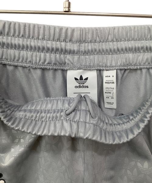 adidas Originals（アディダスオリジナル）adidas originals (アディダスオリジナル) MICKEY MOUSE (ミッキーマウス) モノグラムファイヤーバードトラックパンツ グレー サイズ:Sの古着・服飾アイテム