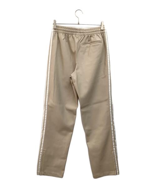 adidas（アディダス）adidas (アディダス) フェイクレザーアディカラー スリーストライプス ファイヤーバードトラックスーツパンツ ベージュ サイズ:Mの古着・服飾アイテム