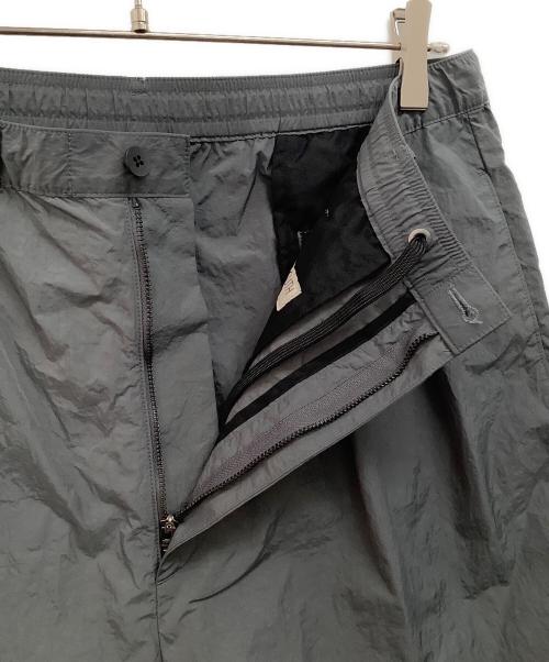 BEAUTY&YOUTH UNITED ARROWS（ビューティーアンドユースユナイテッドアローズ）BEAUTY&YOUTH UNITED ARROWS (ビューティーアンドユースユナイテッドアローズ) シュリンク ナイロンショートパンツ グレー サイズ:XLの古着・服飾アイテム