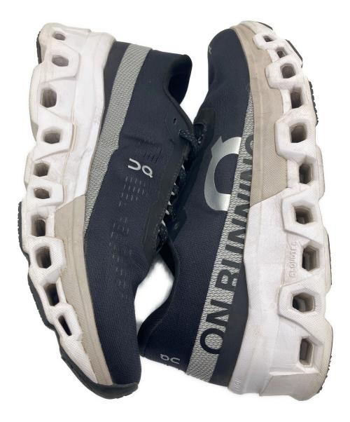 on（オン）On (オン) スニーカー ブラック×ホワイト サイズ:27.5の古着・服飾アイテム