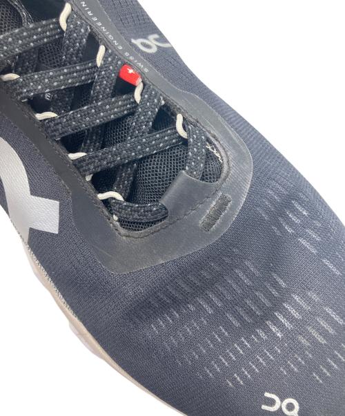 on（オン）On (オン) スニーカー ブラック×ホワイト サイズ:27.5の古着・服飾アイテム