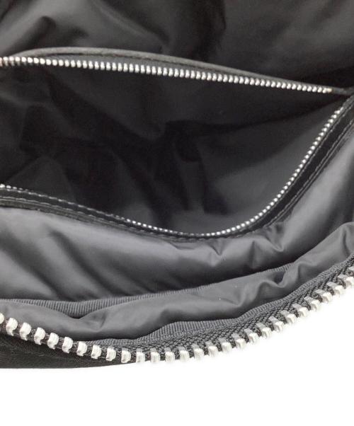 ITTI（イッチ）ITTI (イッチ) ANNIE PUFFER TOWN MOON BAG ブラックの古着・服飾アイテム