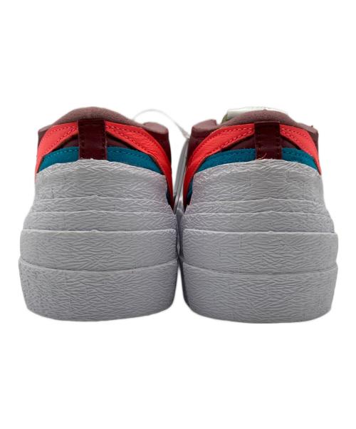 NIKE（ナイキ）NIKE (ナイキ) sacai (サカイ) KAWS (カウズ) ローカットスニーカー レッド×ホワイト サイズ:28 未使用品の古着・服飾アイテム