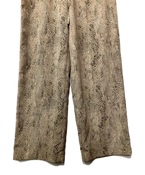 CLANE（クラネ）CLANE (クラネ) パイソンルーズパンツ ベージュの古着・服飾アイテム