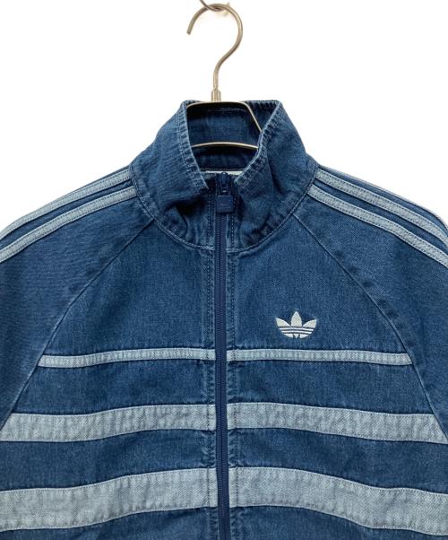 adidas（アディダス）adidas (アディダス) アディカラーファーストブルーデニムトラックトップ ブルー×ホワイト サイズ:Mの古着・服飾アイテム