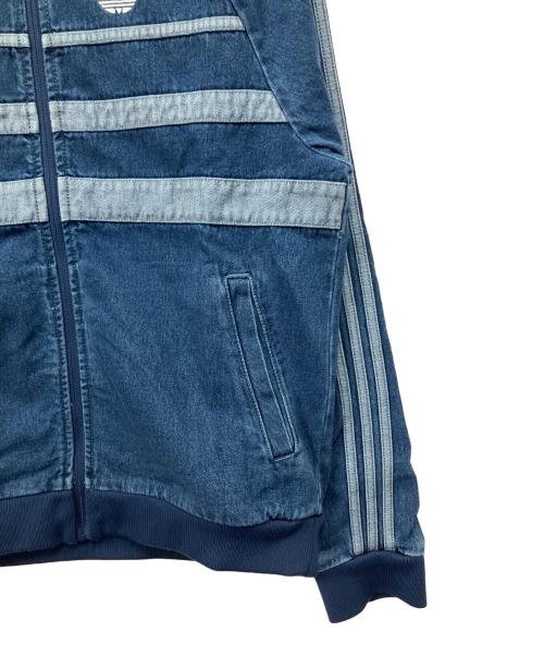 adidas（アディダス）adidas (アディダス) アディカラーファーストブルーデニムトラックトップ ブルー×ホワイト サイズ:Mの古着・服飾アイテム