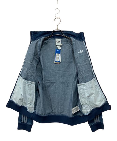 adidas（アディダス）adidas (アディダス) アディカラーファーストブルーデニムトラックトップ ブルー×ホワイト サイズ:Mの古着・服飾アイテム