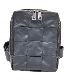 BOTTEGA VENETA（ボッテガベネタ）の古着「カセット スリングバッグ」｜グレー