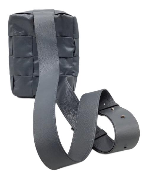 BOTTEGA VENETA（ボッテガベネタ）BOTTEGA VENETA (ボッテガベネタ) カセット スリングバッグ グレーの古着・服飾アイテム