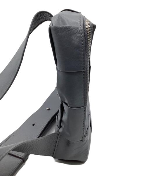 BOTTEGA VENETA（ボッテガベネタ）BOTTEGA VENETA (ボッテガベネタ) カセット スリングバッグ グレーの古着・服飾アイテム
