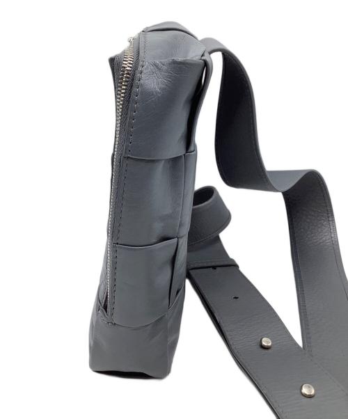 BOTTEGA VENETA（ボッテガベネタ）BOTTEGA VENETA (ボッテガベネタ) カセット スリングバッグ グレーの古着・服飾アイテム