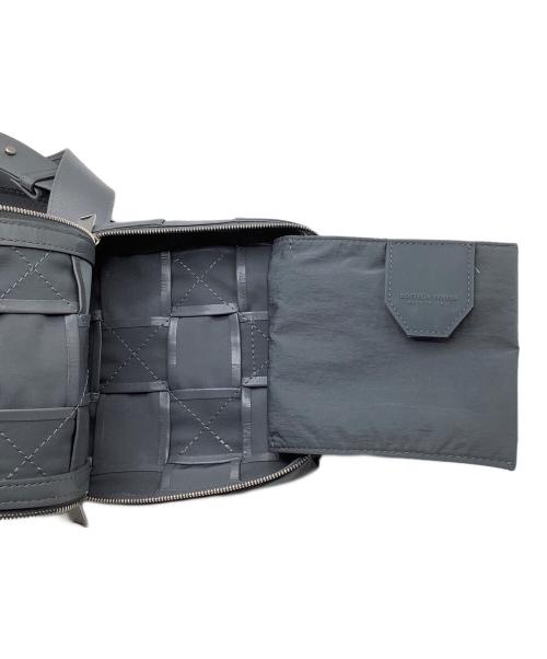 BOTTEGA VENETA（ボッテガベネタ）BOTTEGA VENETA (ボッテガベネタ) カセット スリングバッグ グレーの古着・服飾アイテム