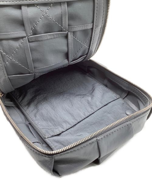 BOTTEGA VENETA（ボッテガベネタ）BOTTEGA VENETA (ボッテガベネタ) カセット スリングバッグ グレーの古着・服飾アイテム