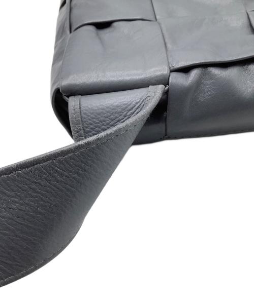 BOTTEGA VENETA（ボッテガベネタ）BOTTEGA VENETA (ボッテガベネタ) カセット スリングバッグ グレーの古着・服飾アイテム