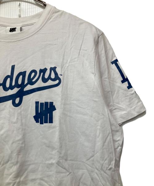 UNDEFEATED（アンディフィーテッド）UNDEFEATED (アンディフィーテッド) LA DODGERS (ロサンゼルス・ドジャース) New Era (ニューエラ) プリントTシャツ ホワイト×ブルー サイズ:XLの古着・服飾アイテム